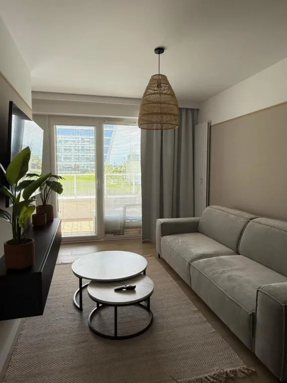 Wohnzimmer mit Sofa und Zugang zur Terrasse