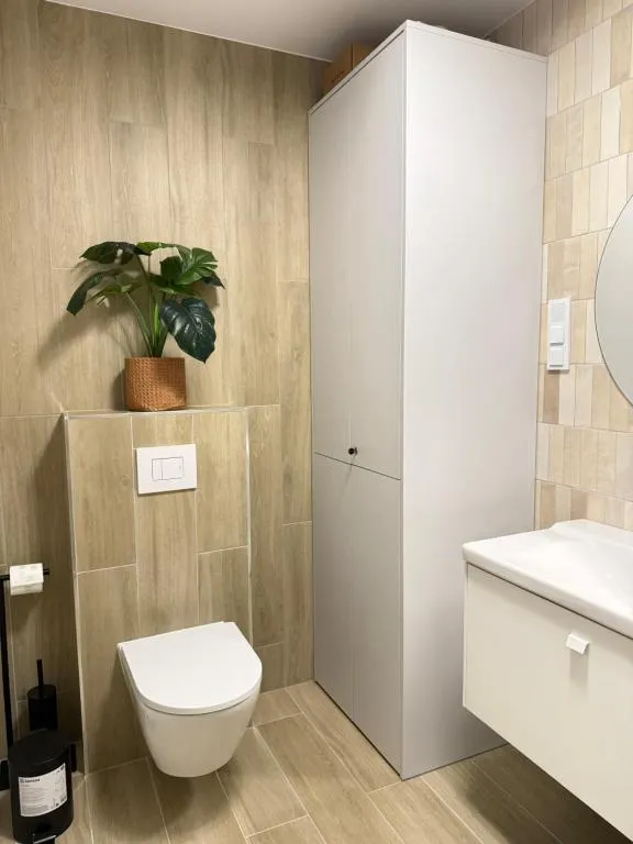 Separates WC mit Waschbecken