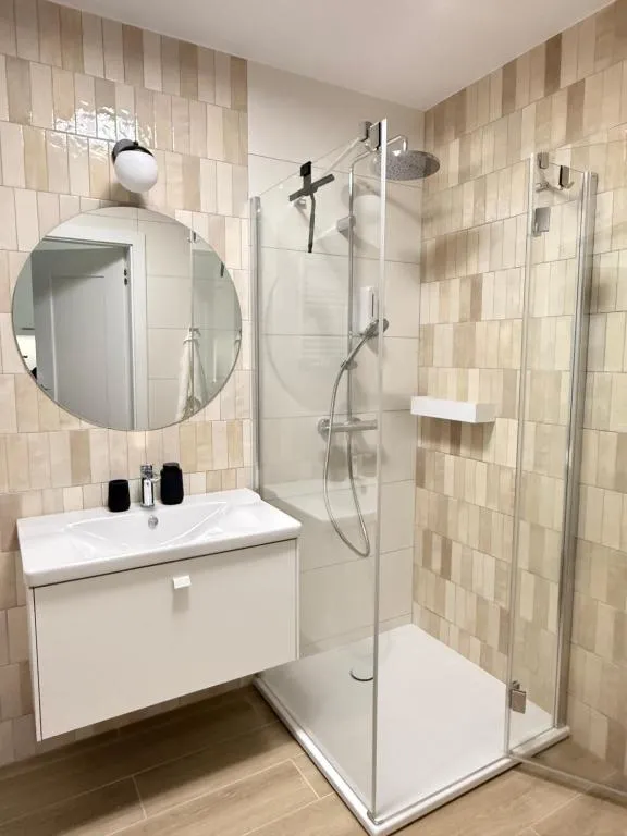 Badezimmer mit großer ebenerdiger Dusche