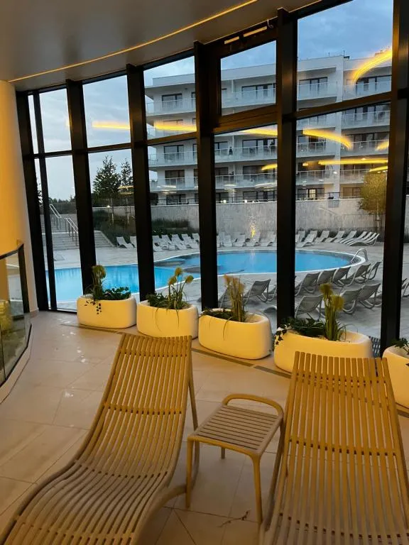 Ruhebereich mit Liegen am Pool