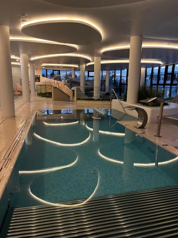 Großes Freizeitbecken mit Panoramafenstern
