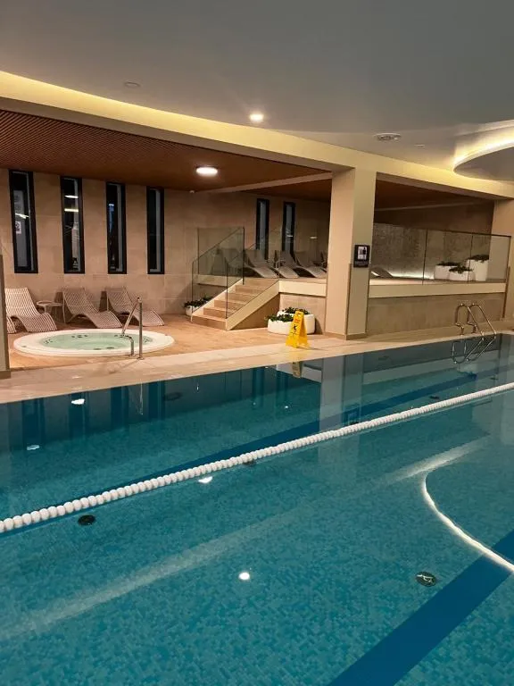 Pool und Whirlpool im Wellnessbereich