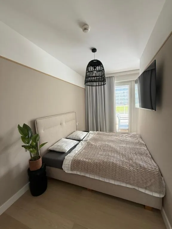 Schlafzimmer mit Doppelbett und Fenster zur Terrasse